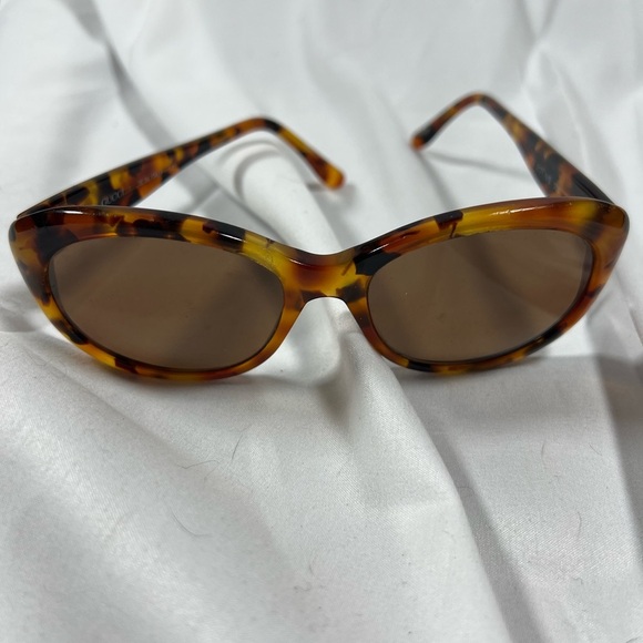 Gucci Brown Tortoiseshell Sunglasses with Oval Shape - Picture 1 of 5